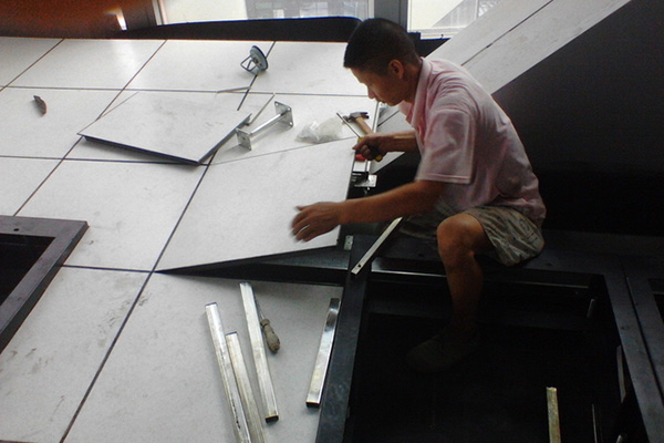 All Steel Anti-Static Raised Floor With HPL Covering (1)